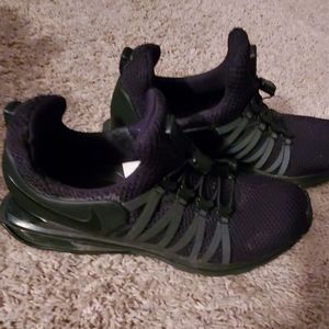 Black nike shox gravity size 7